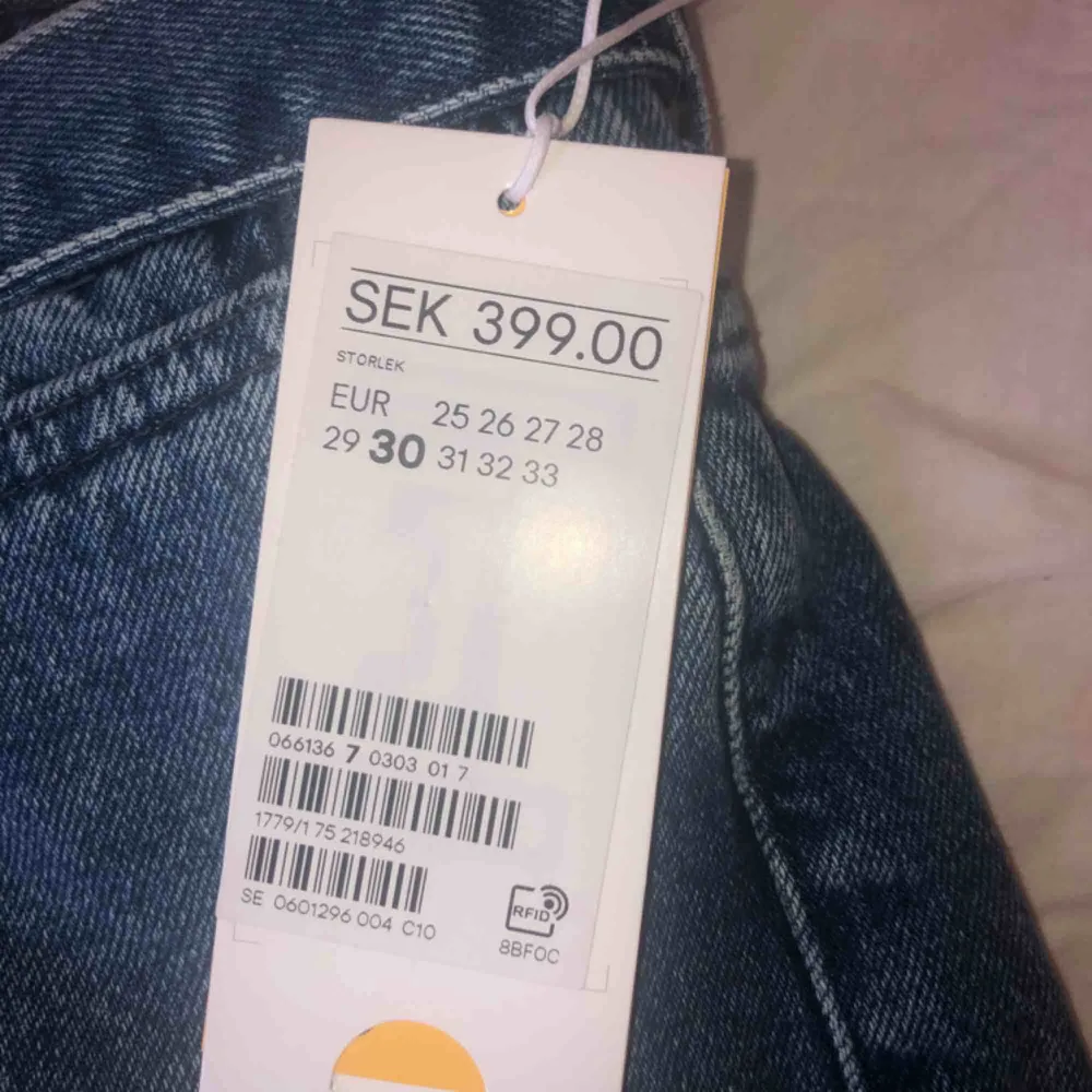 snygga helt oanvända jeans från H&M helt oanvända, prislapp kvar. Är lite långa för mig som är 156cm (hade varit lagom på kanske 160?) kan mötas upp i ängelholm, annars står du för frakt. kan gå ner till 150 för snabb affär . Jeans & Byxor.