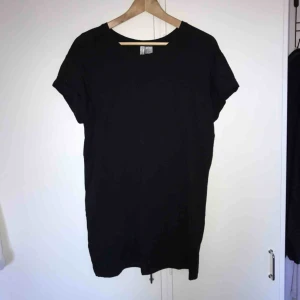  - Svart t-shirt klänning + små trikåshorts. Har aldrig kommit till användning. Köpte shortsen för att ha under klänningen för att slippa visa allting. 