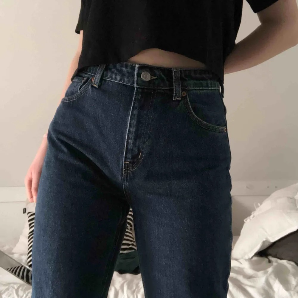 Mom jeans i modellen Seattle från Weekday. Färgen är Win! Skriv gärna vid övriga frågor 💓. Jeans & Byxor.