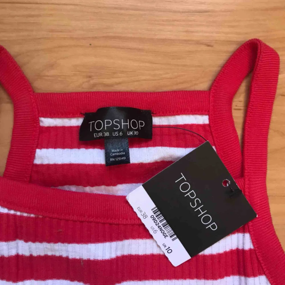 • Rödvitrandigt linne från Topshop •  Endast testad, prislappen är kvar!   50 kr+ frakt. Toppar.