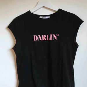  - Tshirt från NAKD.