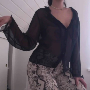  - Jättesöt blus köpt second hand. Nyskick. Två snören att knyta i halsen och knappar. Väldigt tunn och romantisk. 