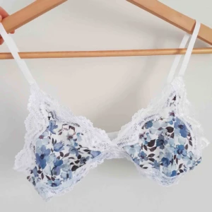  - Supergullig bh med blå blommor på! Helt oanvänd!! Kan mötas upp i Uppsala annars står köparen för frakt🥰