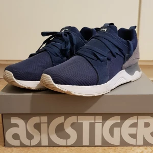  - Extremt fina skor från ascics. Jättesköna och enkla att sätta på sig. Använda max 5 ggr, inget slitage eller liknande, enbart undersidan som är smutsig. Kartong medföljer. Pris är väldigt öppet. Väldigt bra pris med tanke på att nypris låg på ungefär 1200 kr.  STORLEK: US 9,5, UK 8,5 EUR 43.5