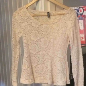  - Helt ny spets tröja från hm Divided endast provad stl M pris 100kr ink frakt 