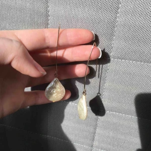  - Superfina fake-pärldroppar. Från Asos och aldrig använda! Reflekterar massa fina färger:) priset är inklusive frakt!🦄