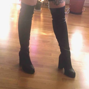  - Såå nice knähöga stövlar från Buffalo, använda 2 ggr 🙌 bred klack som gör dom bekväma. Liten fläck på vänster sko men inget man tänker på. Möts upp i Malmö eller skickar mot frakt ✨