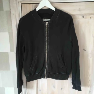  - Bomberstuk jacka/kofta. Svart lite tvättad. 