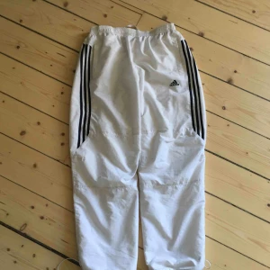  - Vintage Adidas trackpants, hyfsat bra skick, frakt ingår. 