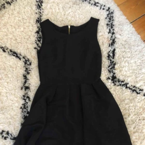  - Helt oanvänd klänning köpt i Grekland 