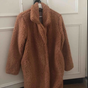  - En brun Teddyjacka som använts endast 1 gång!