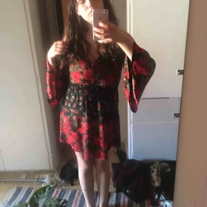  - Vacker blommig klänning men avskurna axlar. Knappar vid bröstet och resår som sitter fint vid midjan. Säljes pga av att jag behöver cash. Nyskick