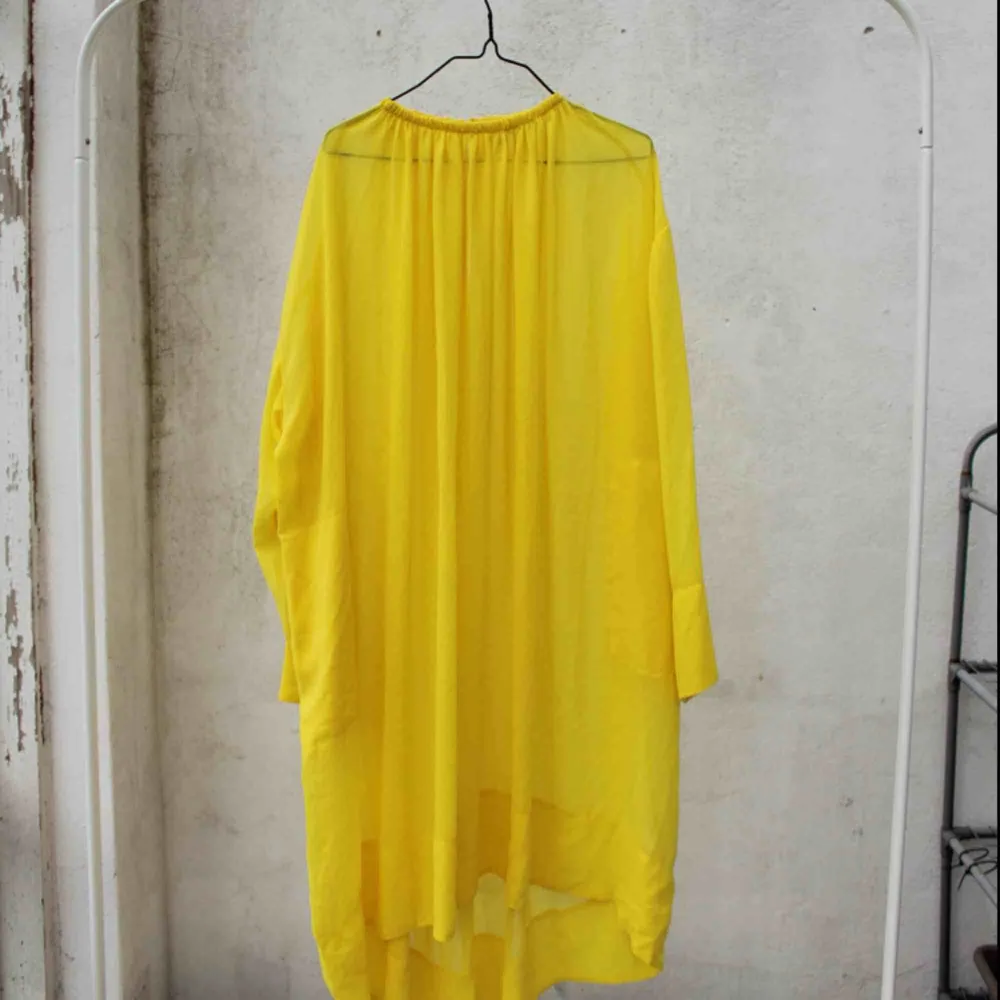 ✨ gul genomskinlig klänning, perfekt till sommaren -  vare sig till stranden eller i staden ✨. Klänningar.