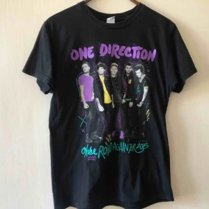  - One direktion turnétröja från 2015. Kan hämtas i Uppsala eller skickas mot fraktkostnad 