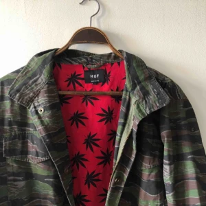  - Vårjacka från HUF i trevligt skick. Kan hämtad i Uppsala eller skickas mot fraktkostnad 