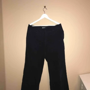  - Jättefina marinblå manchesterbyxor med utsvängda ben. Knappt använda! Kan mötas upp i Gävle eller frakta då köparen står för kostnaden 💙
