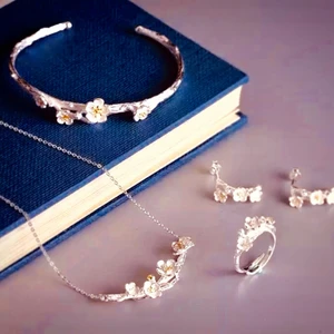  🌷Vackert flora KOMPLETT STERLING SILVER SMYCKE SET stämplat 925 alla delar  - 🌷NYTT&PLOMBERAT INGÅR ALLA DELARNA. VACKRA BLOMMOR PÅ EN KVIST/Ett Silver armband, silverhalsband, silver örhängen och regler bar silverring. Allting har STÄMPEL 925. 🌷 +ingår rosa plyshig etuiet + poleringsduk. SE PÅ BILDERNA. Bjuder på portot. LEVERAS I ETUIET. * SNABB LEVERASTID:2 -3 VARDAGAR🌷🤸‍♂️🌸🌻🌼🌸🌼🌻🌸🌼🌻🌸🌼🌻🌸🌼🌻🌸🌼🌻🌸🌼🌸🌼🌻🌷🤸‍♂️ 