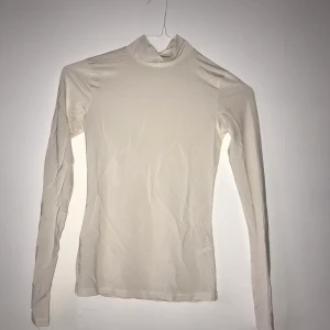 Vit polotröja Carin Wester - Vit tight polotröja i häftigt glansigt material från Carin Wester köpt på Åhléns. Skön och snygg passform. Bara använd en gång då den är för liten för mig, storlek XS men har en del stretch. 100kr utan frakt Möts i Sthlm eller fraktar 