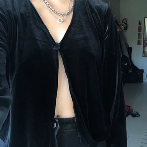 Svart kofta  - Svart kofta i sammet material! Köpt på Beyond Retro. Köpare står för frakt🥰☺️