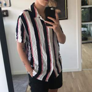 Köpte den för ett år sedan, vet inte vart? Är i nyskick, knappt använd. Från Primark relaxed fit, tunt material i storlek L men skulle säga att den är mer som en M. As skön sommarskjorta i färgerna vit, marinblå & röd. 