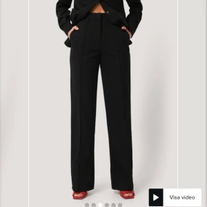 Kostymbyxor  - Kostymbyxor från NAKD. Har använt de nån enstaka gång då jag inte gillade passformen på mig. Har digitaltkvitto om så skulle önskas. Köpte de i slutet av juli. Nypris 499kr. 