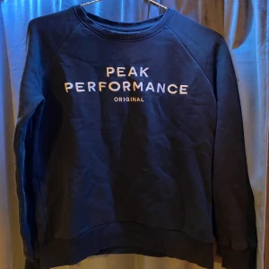 Peak performance sweatshirt  - Marinblå, fint skick storlek XS