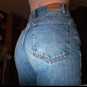 Säljer ett par mom-jeans från Gina tricot då dem är lite korta i benen på mig.( jag är ganska lång ) de är i storlek 36 och skulle säga att de passar någon som är 34 också. Snygga och formar bra runt höfter! Priset går att diskutera (original pris 699kr)