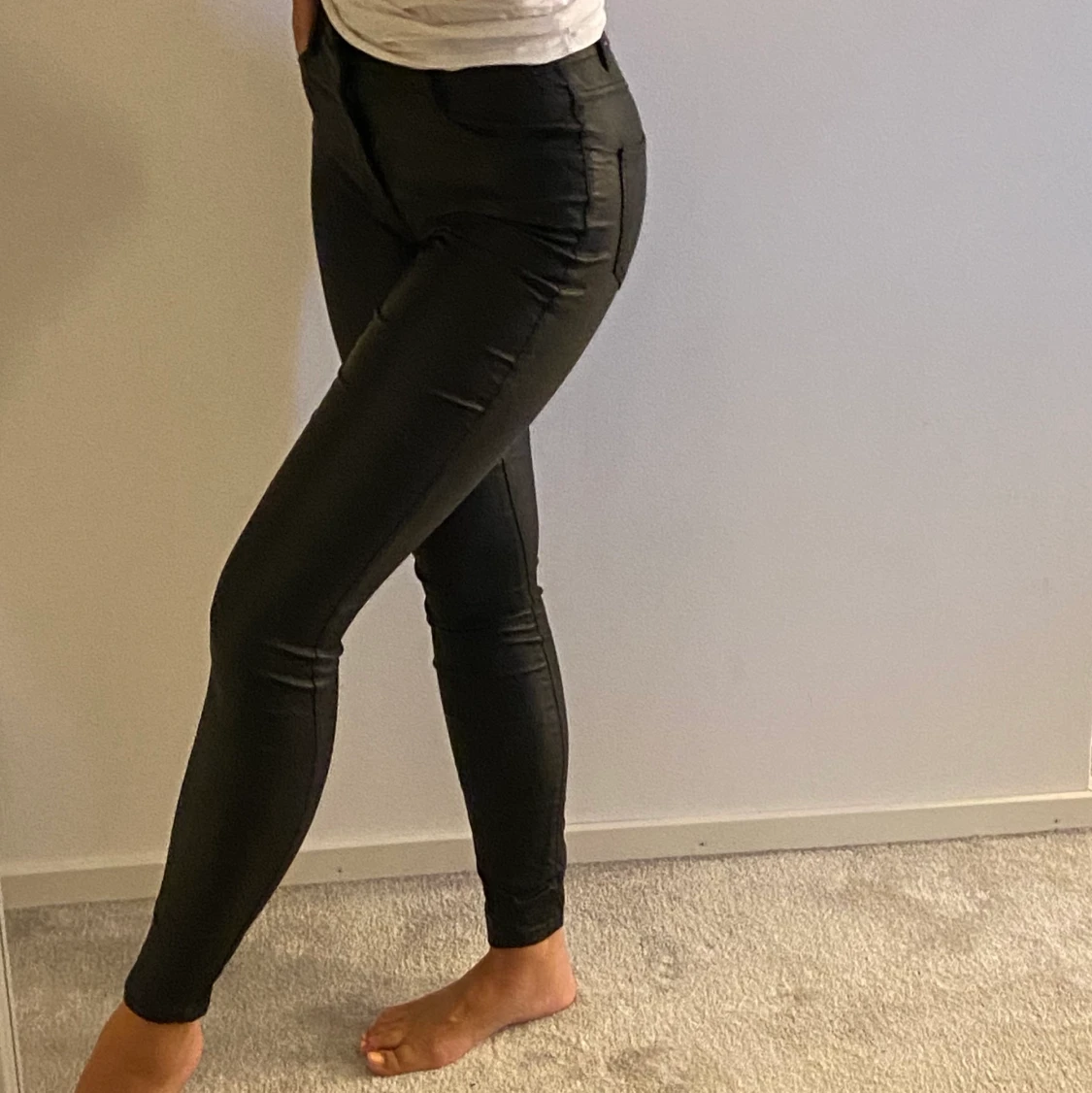 Svarta blanka jeans ifrån VILA - 90