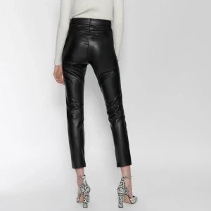 Zara läderbyxor - Svarta läderbyxor ifrån Zara, slutsålda online och i butik. Fina till hösten och vintern nu! Använda en gång, frakt tillkommer 💕💕