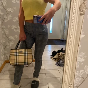 Kostym byxor  - Jätte fina kostymbyxor som är gråa och har lite gula färgmönster, storlek XS från Zara.