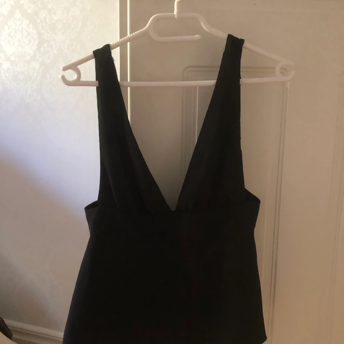 Svart topp med öppen rygg!