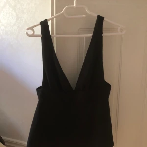 Svart topp med öppen rygg! - Knappt använd!  XS