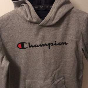 Säljer min mörkgråa Champion hoodie i storlek S för 130kr. Pris kan självklart diskuteras! 