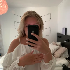 Vit blus  - Säljer denna supergulliga blus från Gina. Använd 1-2ggr. Storlek 34 men passar även 36💕 30kr + frakt. Tvättas och stryks innan frakt!