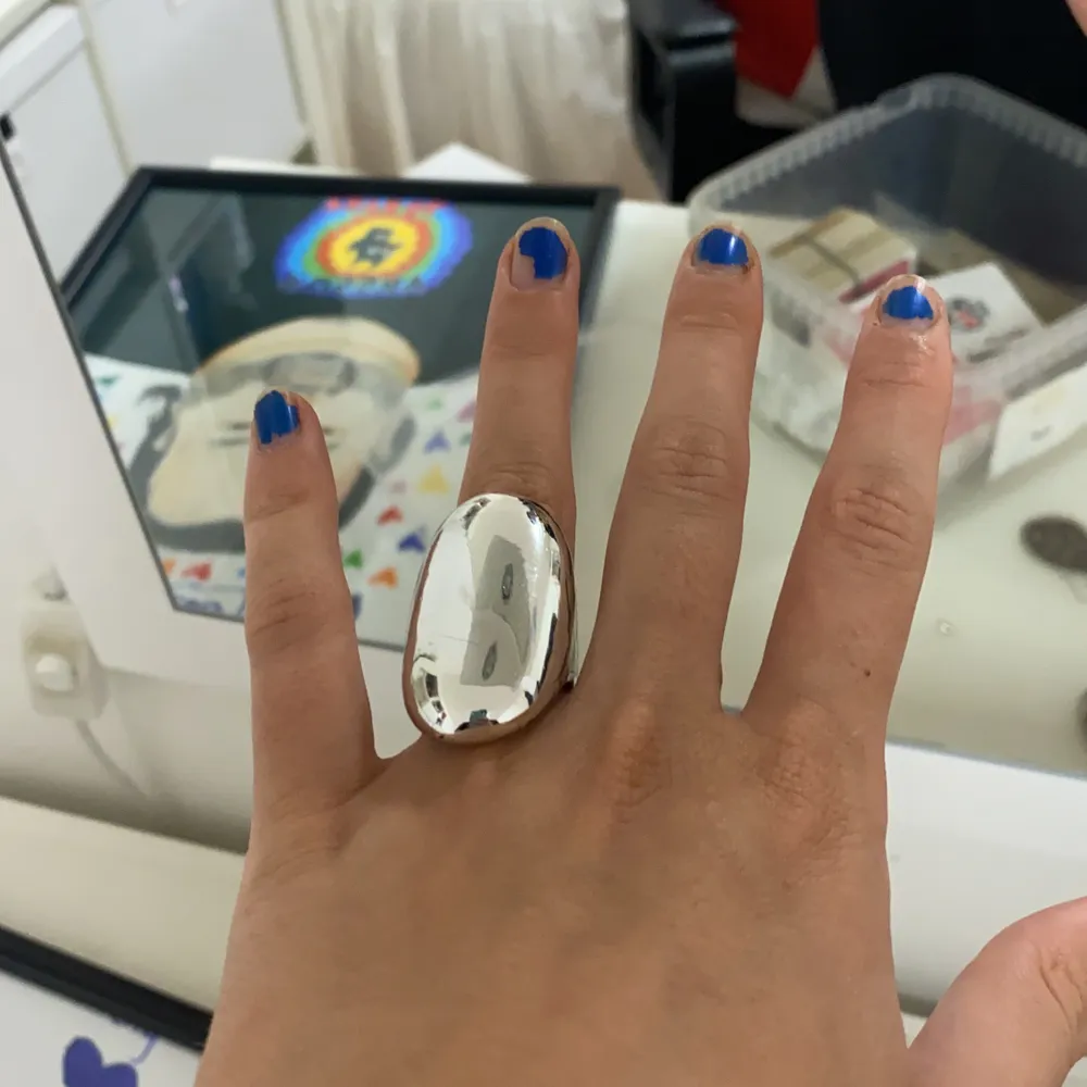 Oval formad silver ring! Skit snygg men kommer ej till användning!. Accessoarer.