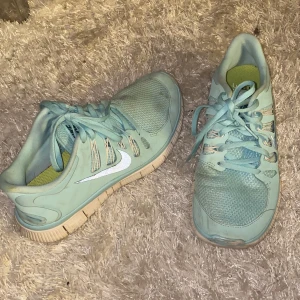 Nike free runs storlek 40,5 - Nike free runs använda ett par gånger ( frakt tillkommer)