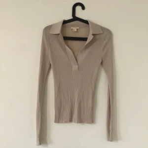 Beige tröja med krage - Beige tröja från H&M med krage i storlek XS som tyvärr inte kommer till användning hos mig. Möts gärna upp i Stockholm men annars betalar köpare frakt (44kr med frimärken eller 63kr spårbart)