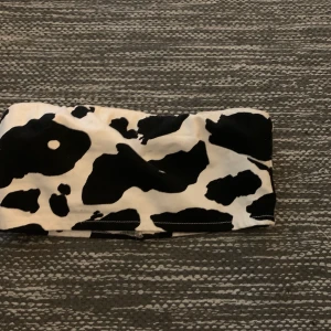 Topp me ko print! - As söt topp från asos me komönster, as söt😍 passar storlek Xs/S beroende på hur stor byst man har antar ja