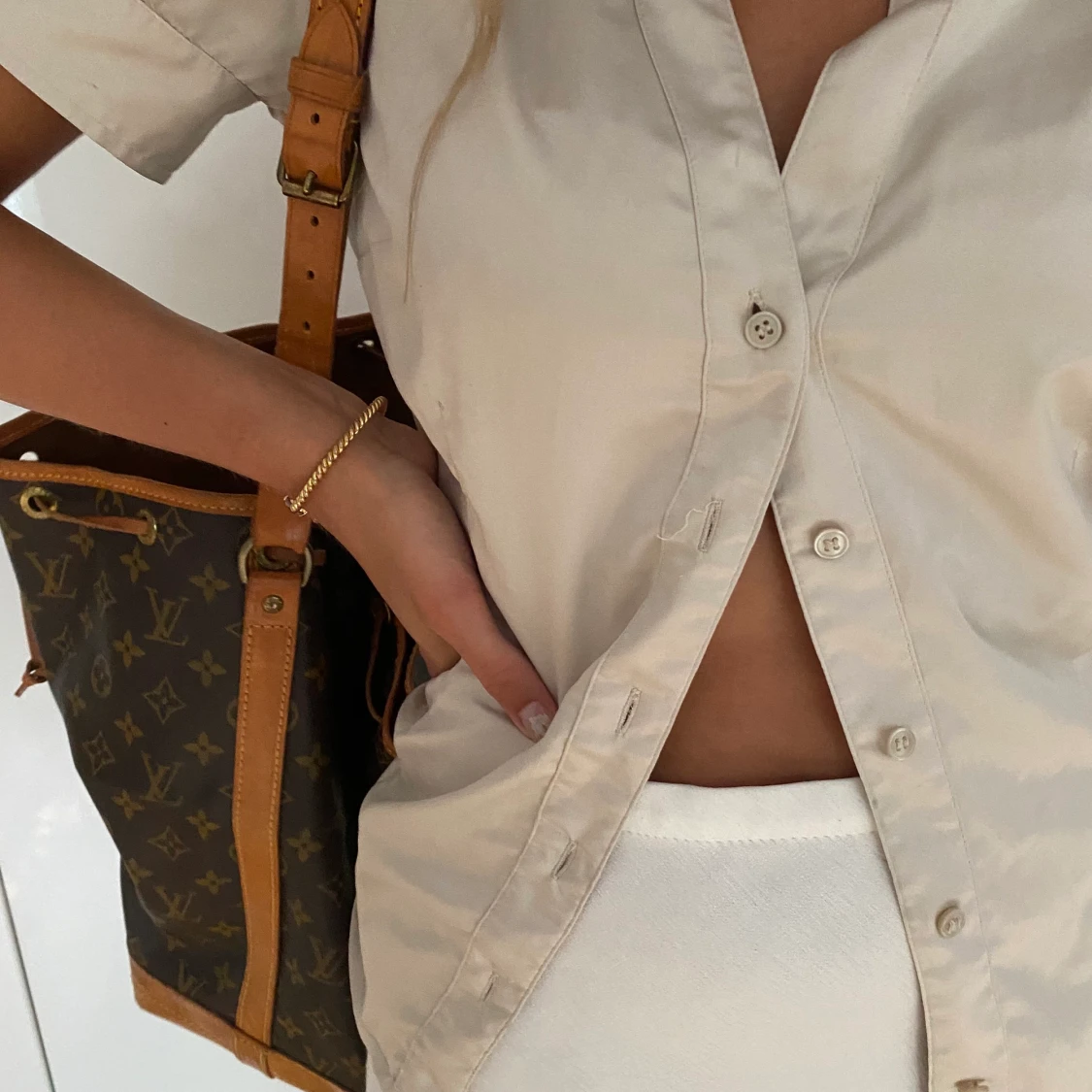 Blus med puffärmar i ett slags sidenmaterial från hm! - 90