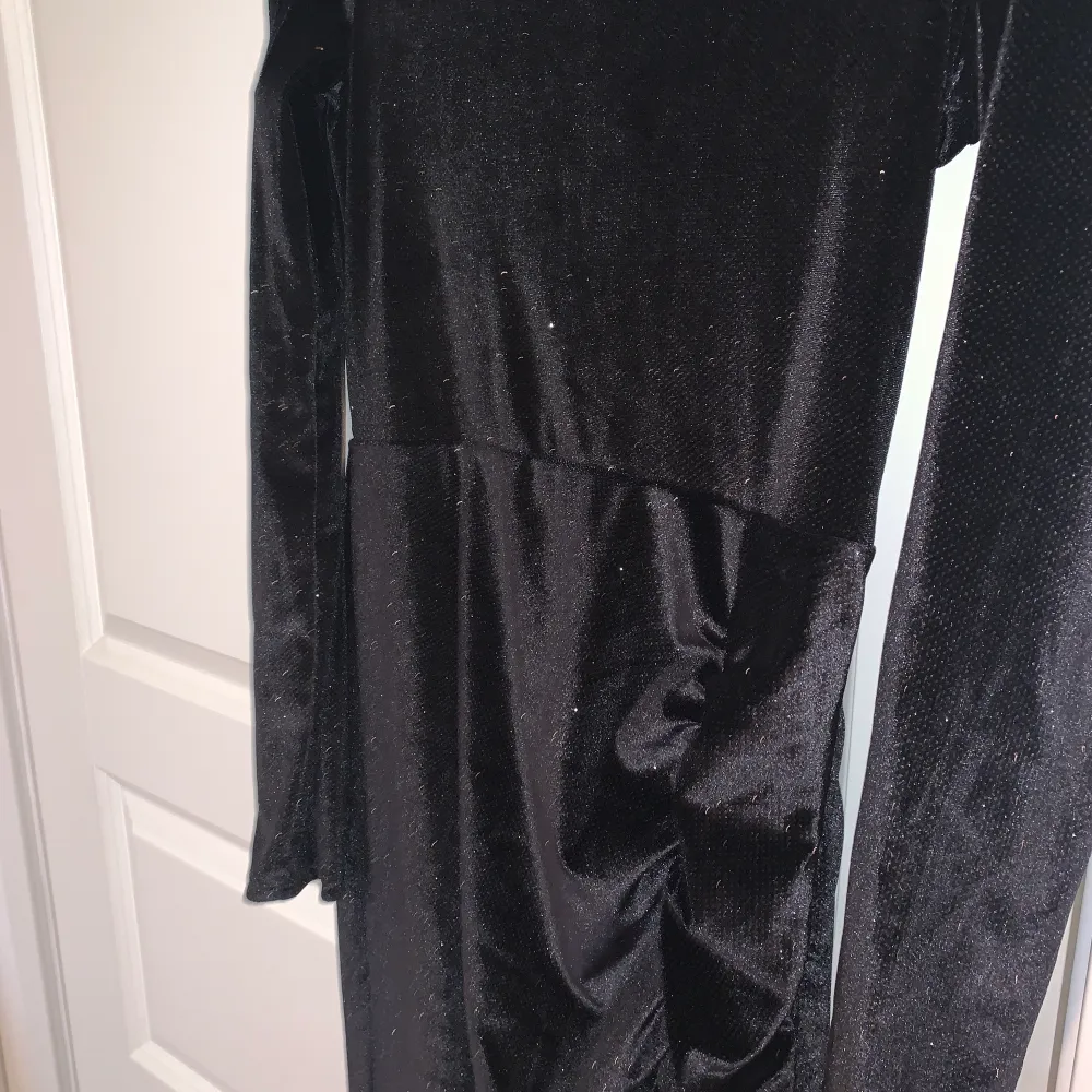 Skimrande svart långklänning med slits vid benet. Perfekt till bal/bröllop eller andra festligheter. Använd 1 gång.. Klänningar.