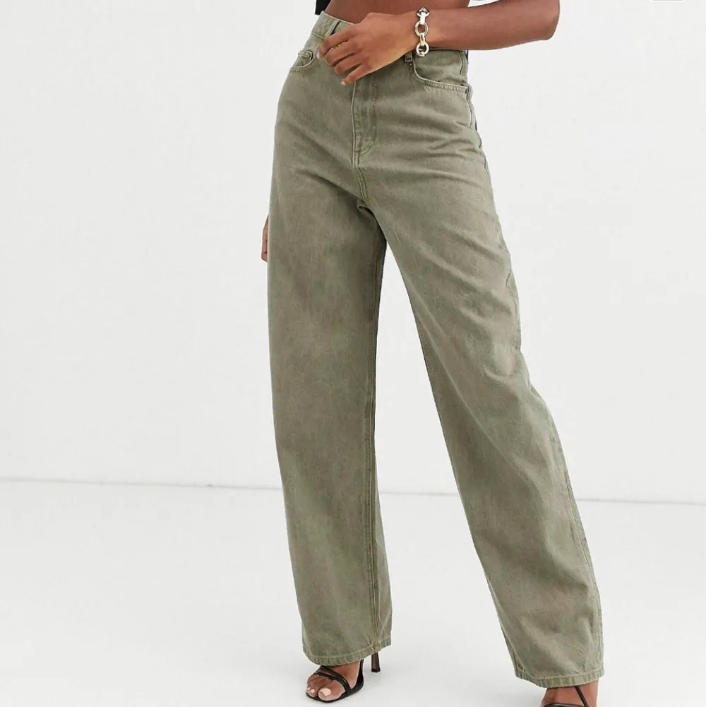Gröna raka jeans från ASOS tall. Storlek 26/36. Använda 2 gånger, så dom är som nya! (Färgen är som på bilderna från hemsidan) . Jeans & Byxor.