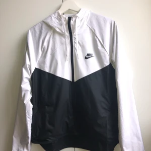 Nike - Säljer min fina nike jacka som blivit för stor för mig. Använd ett par gånger 💖 . Sitter super snyggt på om man har den storleken :) 
