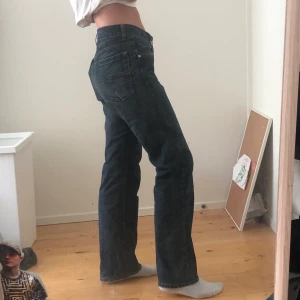 Mörka jeans - väldigt najs basic jeans funkar alltid liksom. Jag är 174 cm lång. Fraktar och möts
