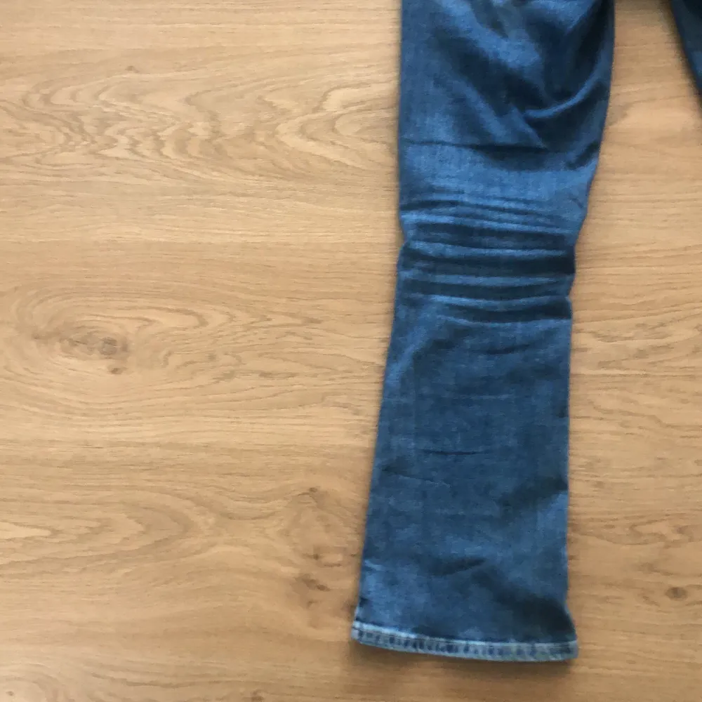 Säljer dessa superfina jeans i kortare bootcut från märket fiveuntis! oandvända! . Jeans & Byxor.