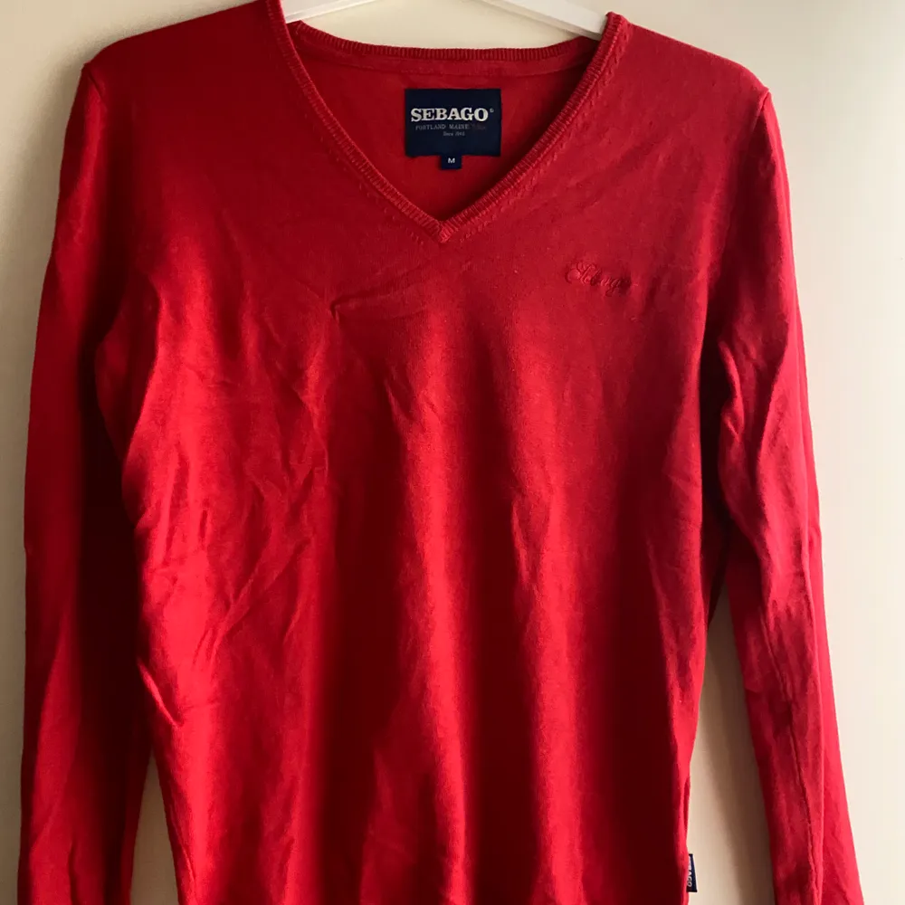 Röd pullover tröja från sebago. Använd 1-2 gånger. Nypris ca 999kr. Tröjor & Koftor.