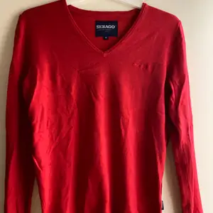 Röd pullover tröja från sebago. Använd 1-2 gånger. Nypris ca 999kr
