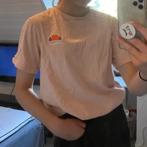 Rosa ellesse t-shirt - En rosa tröja från ellesse med deras märke på vänster bröst. Snygg passform då den är något oversized. 