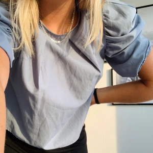 Nakd topp - Söt blå topp med puffärmar från nakd. Säljer pga att den inte används av mig så den är i bra skick. Storlek 40 men passar även mig som brukar ha 34-36