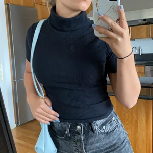 Polotröja - Svart basic polotröja som tyvärr inte kommer till användning längre💕