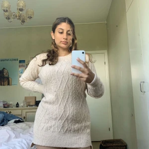 Längre beige stickad tröja/klänning från river island  - Ej använd. Kan bäras både som tröja och klänning. 